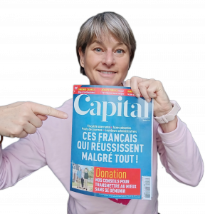 Karine Gueguen tenant le magazine Capital en main